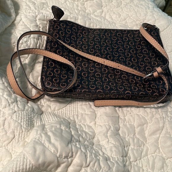 Guess leather handbag. 2 outside pocket and 3 inside pockets - Picture 3 of 5